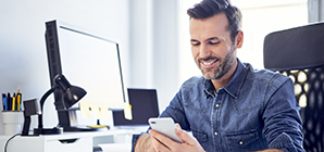 L'homme lit sur son smartphone que le financement hybride offre le meilleur des deux mondes.