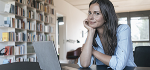 La femme considère les avantages de combiner la branche 21 et la branche 23.