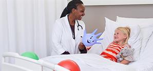 un-docteur-rendant-visite-à-un-enfant-hospitalisé
