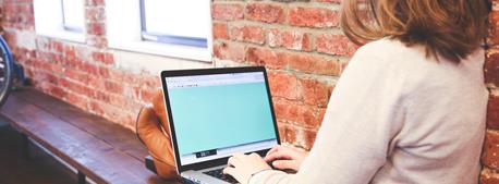 femme-tapant-sur-ordinateur