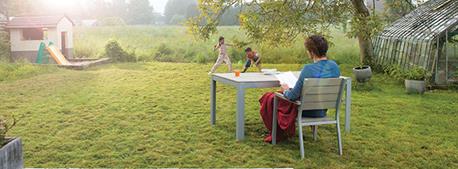 man-zit-in-tuin-met-kinderen