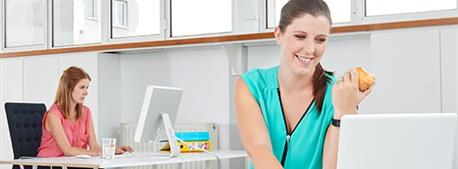 vrouw-die-lacht-achter-computer