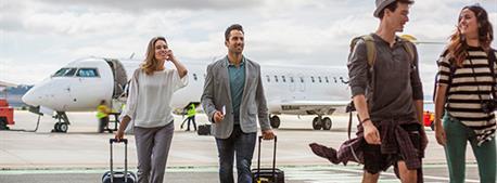 jeune-couple-et-backpackers-sur-le-tarmac-pres-d-un-avion