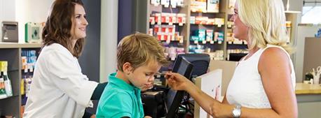 vrouw-betalend-in-apotheek