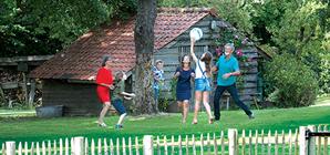 famille-jouant-avec-un-ballon-dans-le-jardin