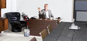 bedrijfsleider-gooit-prop-naar-papiermand